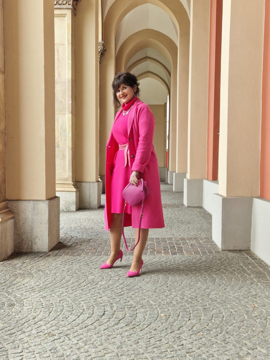 Strickkleid kombinieren: So setzt du das kuschelige Modell perfekt