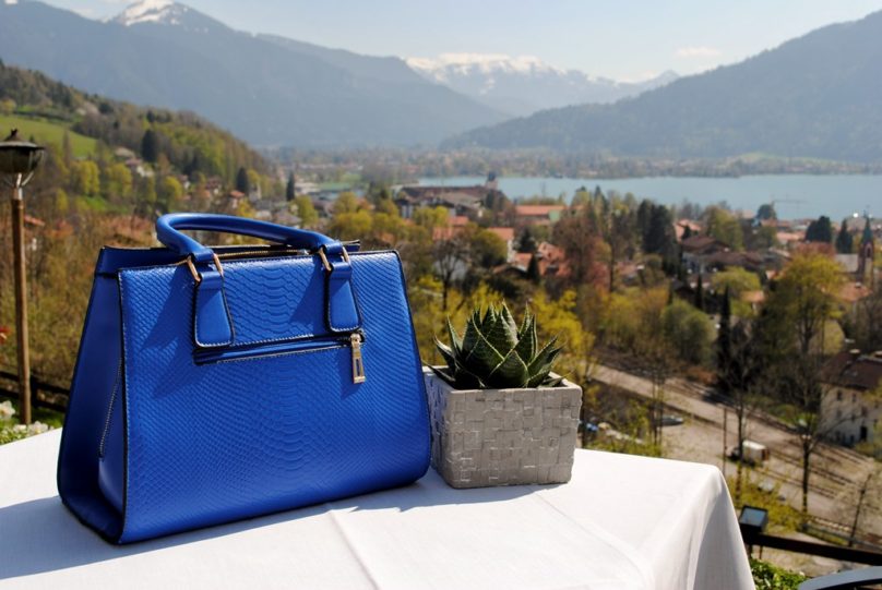 Blaue Tasche mit See