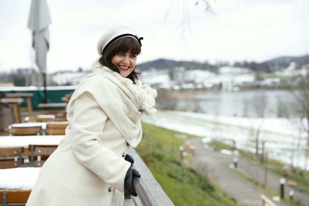 Weißer Wintermantel