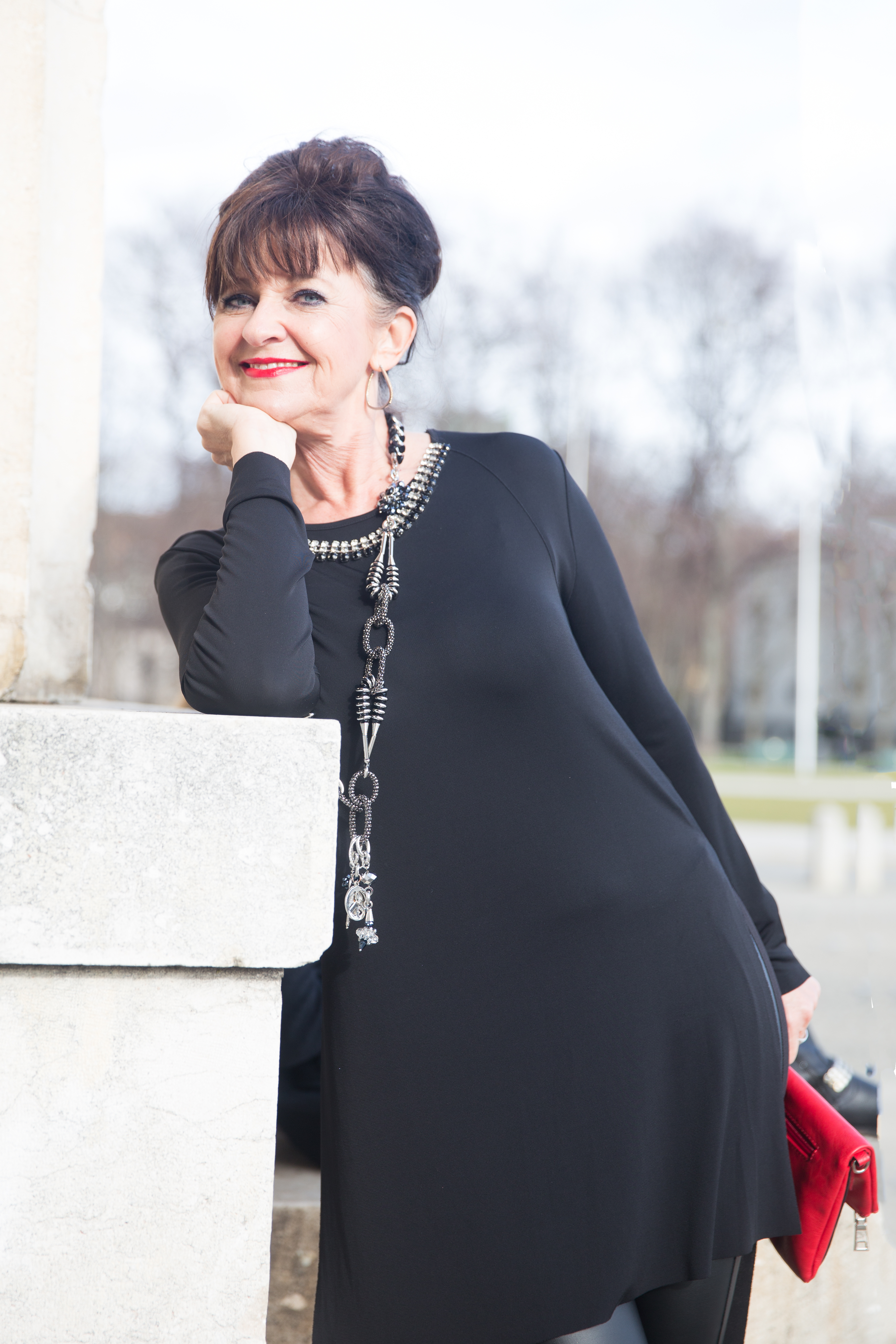 lange Kette auf schwarzem Oberteil