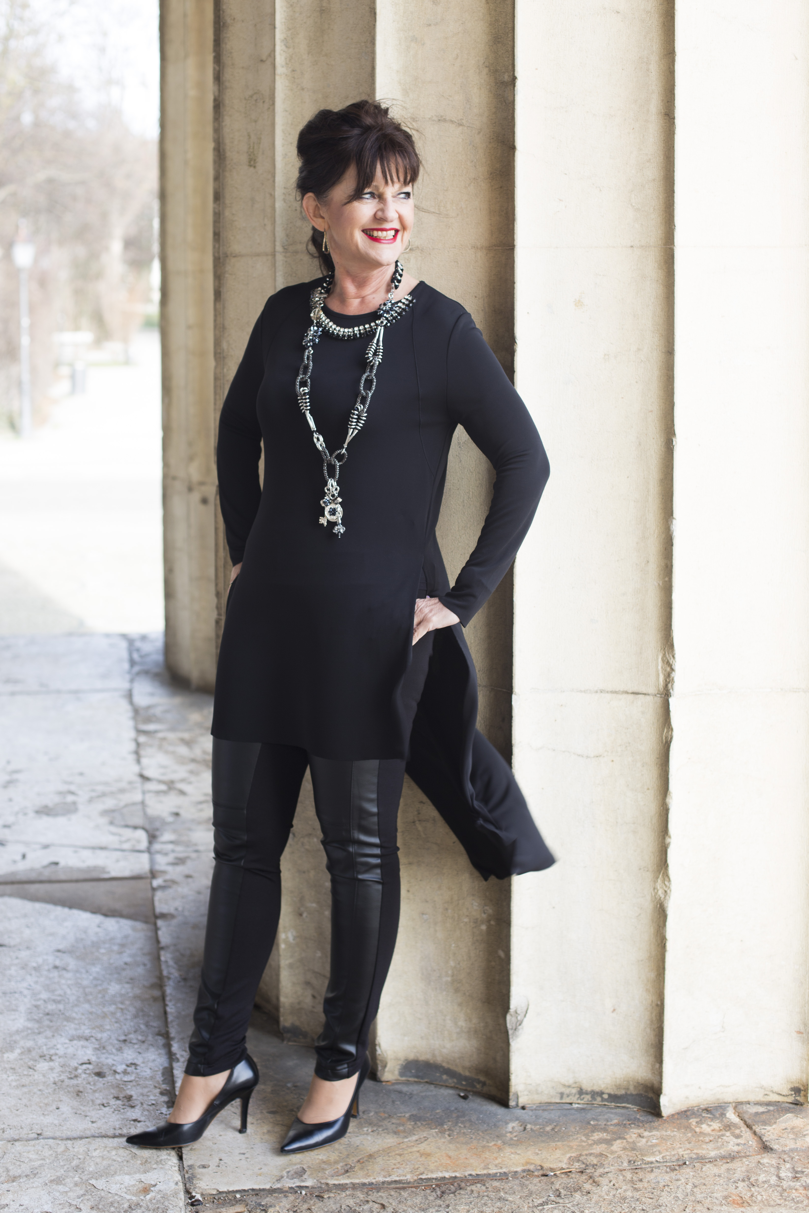 Langes Oberteil mit Kette