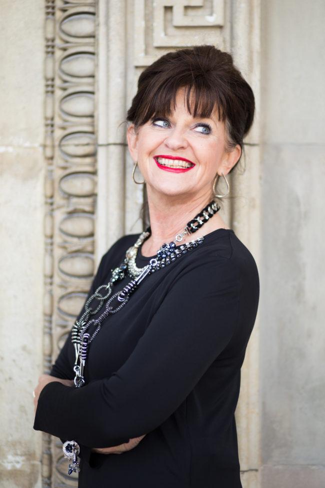 Schwarzes Oberteil mit langer Kette