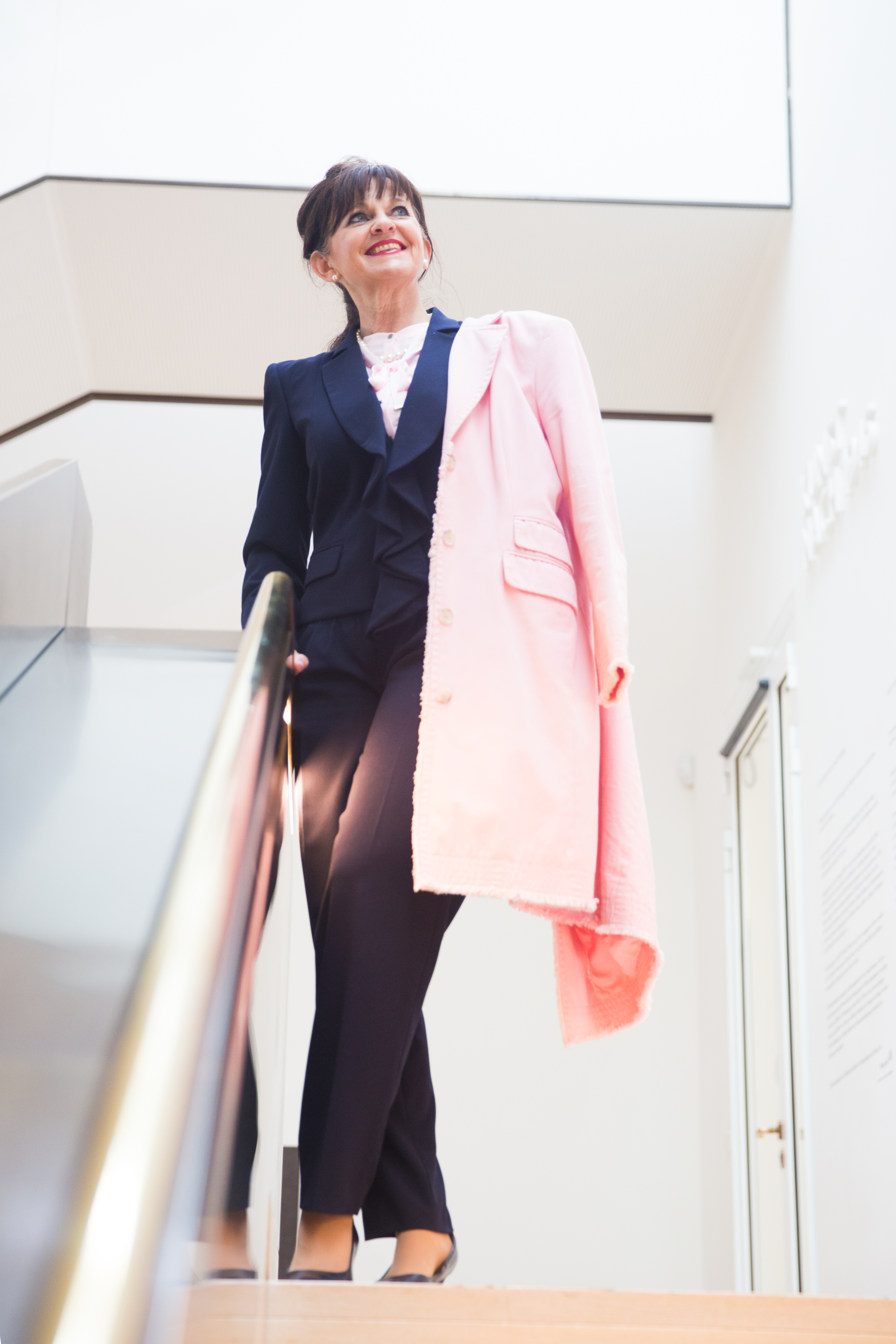 Business-Look-Hosenanzug-innen-Treppe