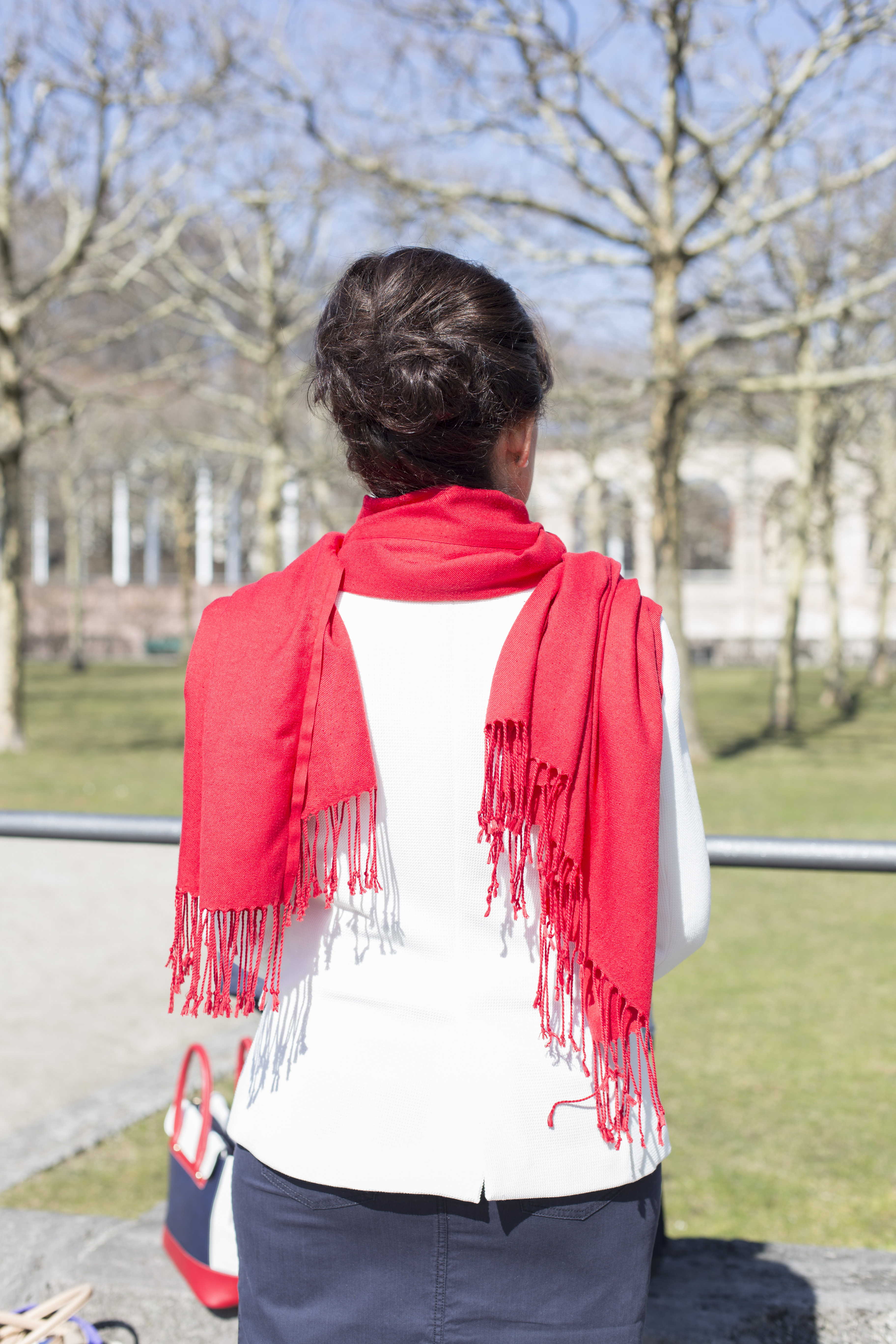 Maritimer Look - Rock - weißer Blazer - roter Schal