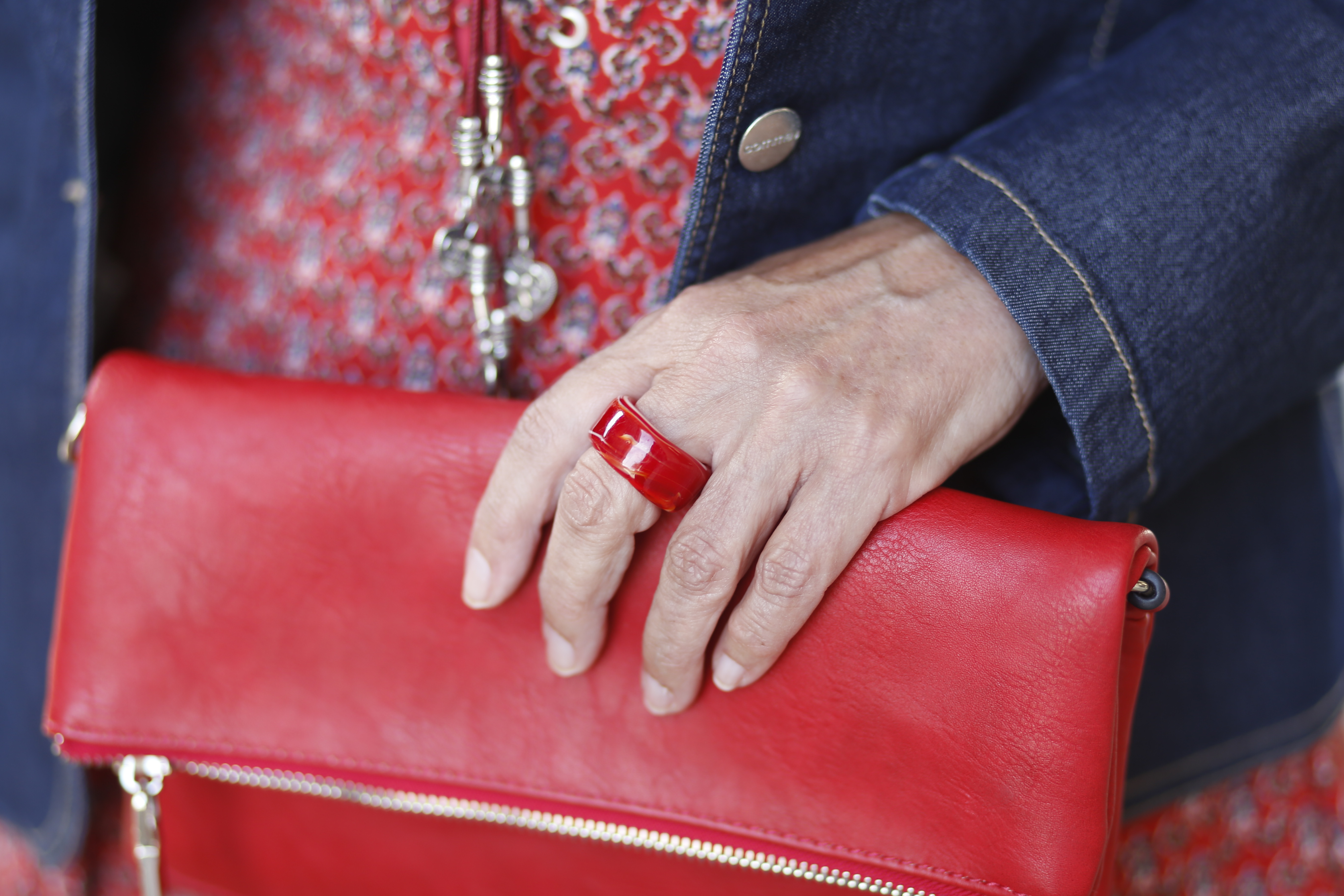 Kleid roter Design-Ring mit Clutch