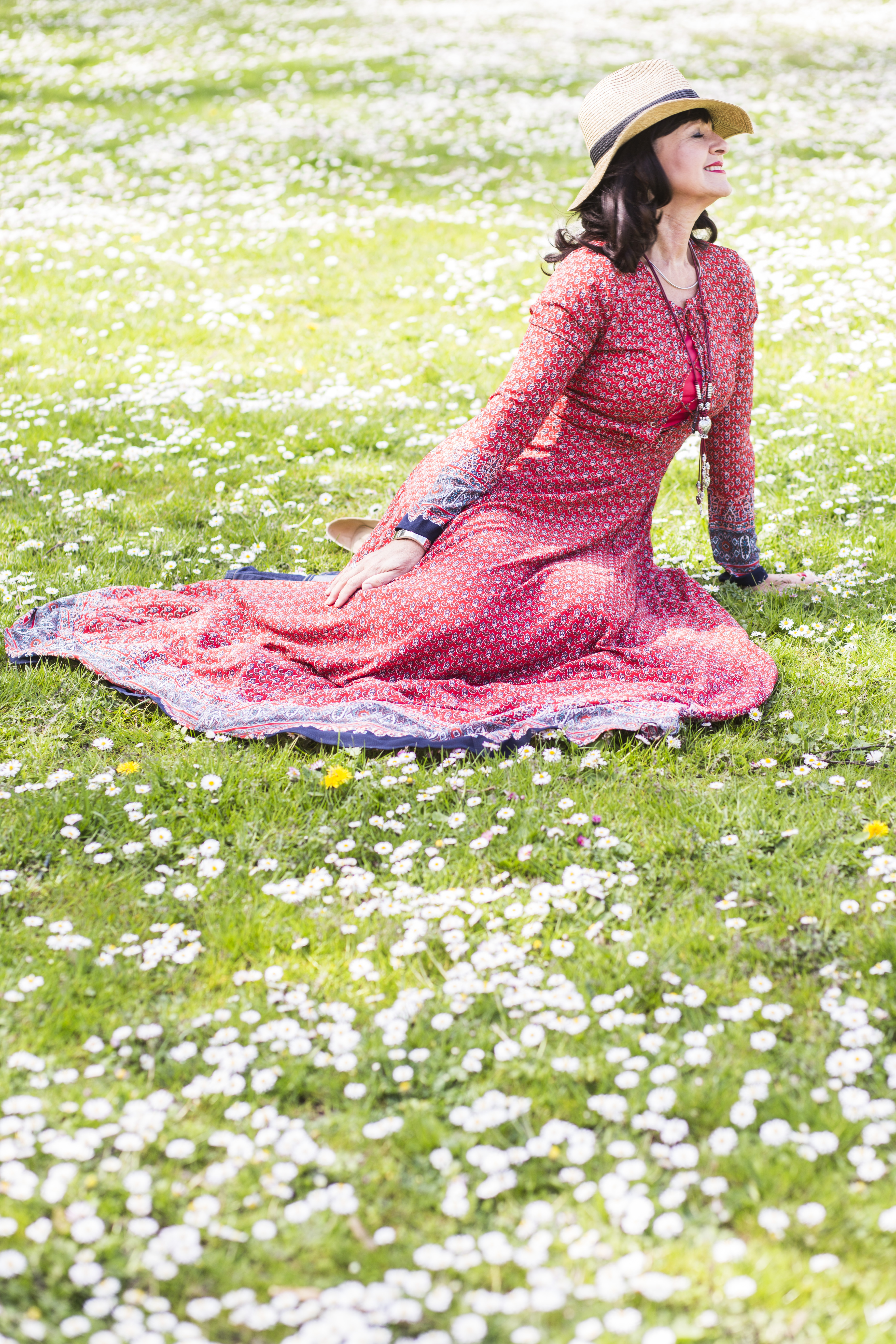 Martina Berg im Boho-Stil in der Gänseblumen-Wiese - I