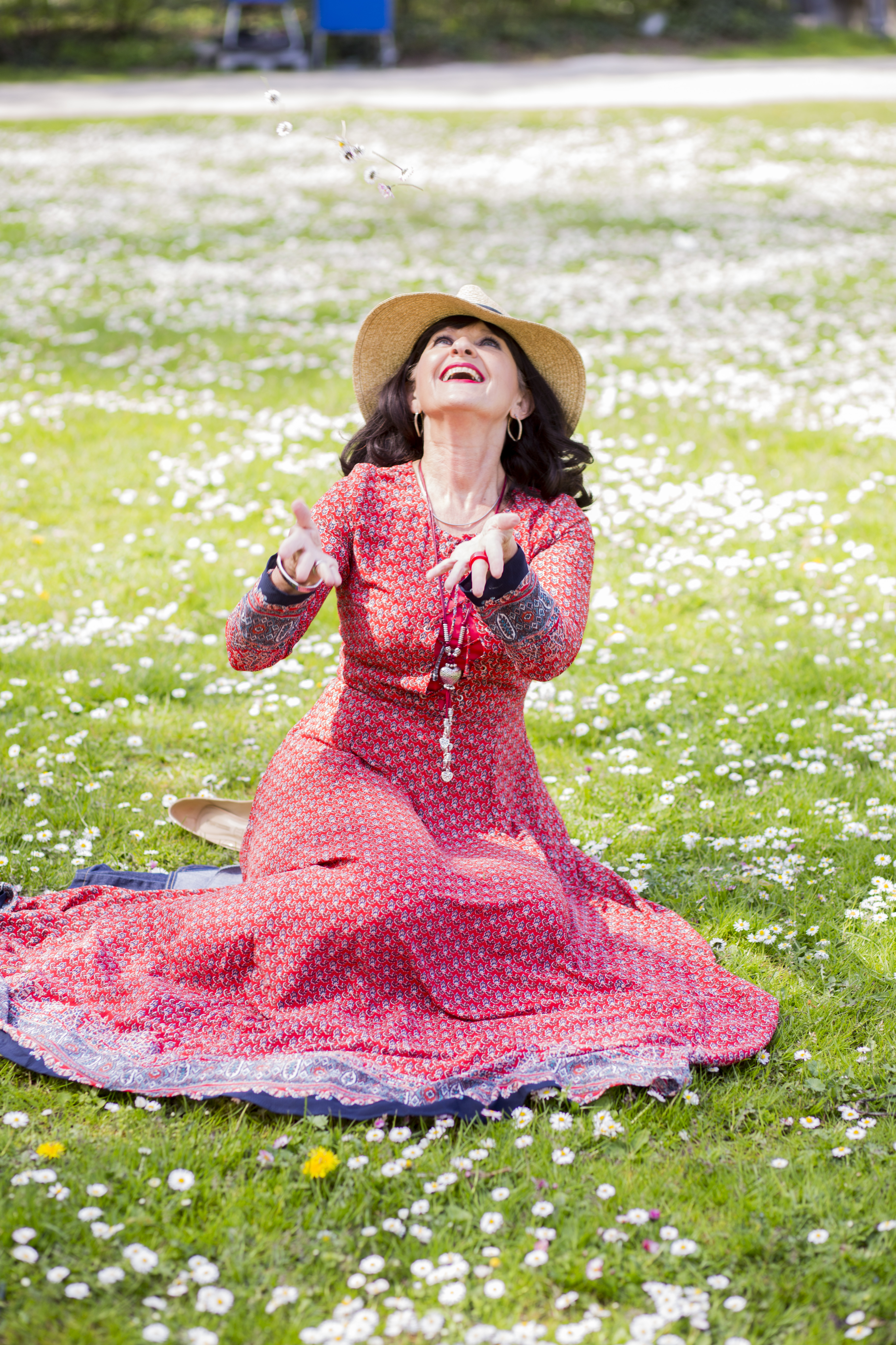 Martina Berg im Boho-Stil in der Gänselbumen-Wiese - TOP