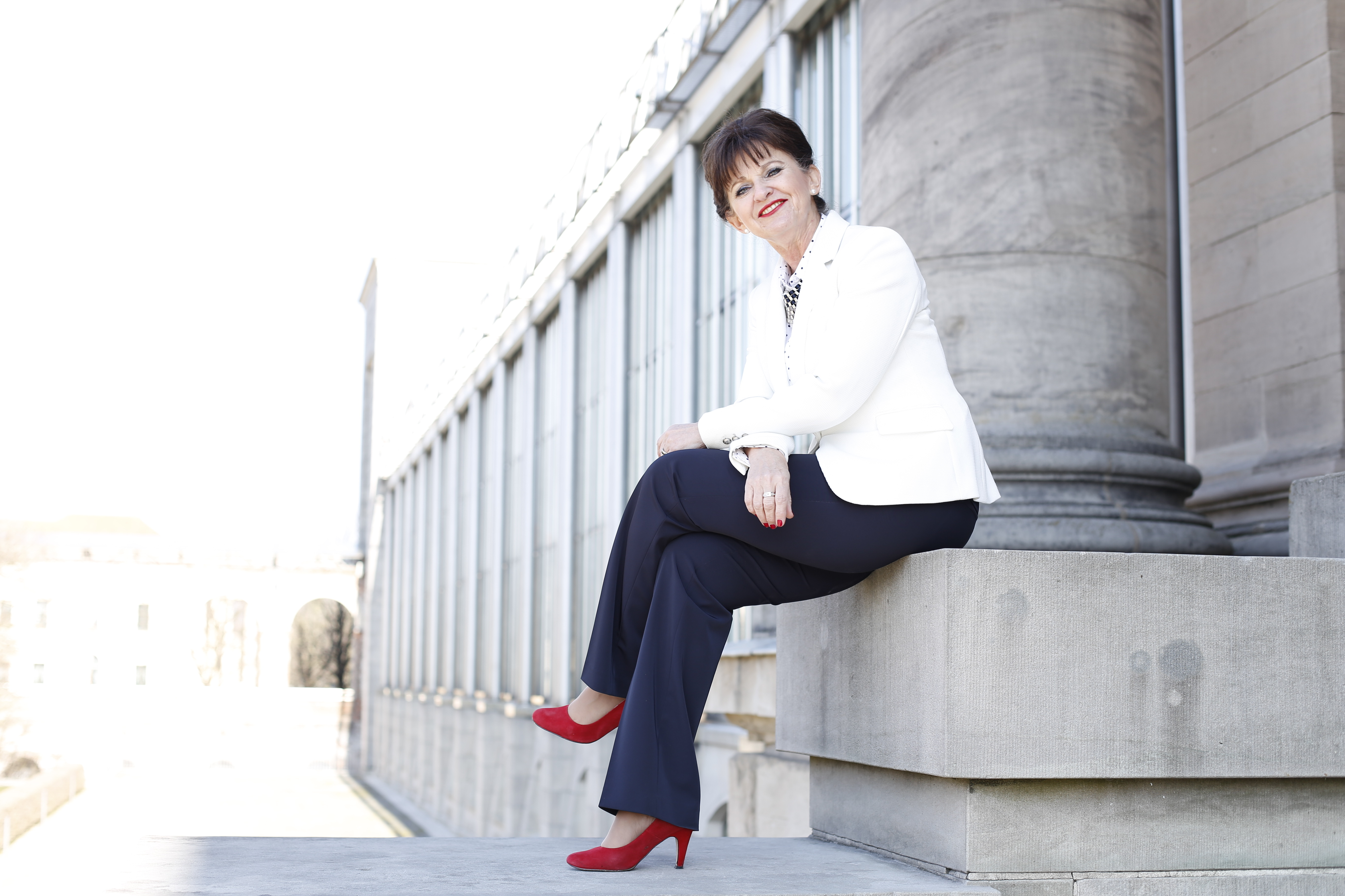 Business Look weißer Blazer - blaue Hose - Säulen