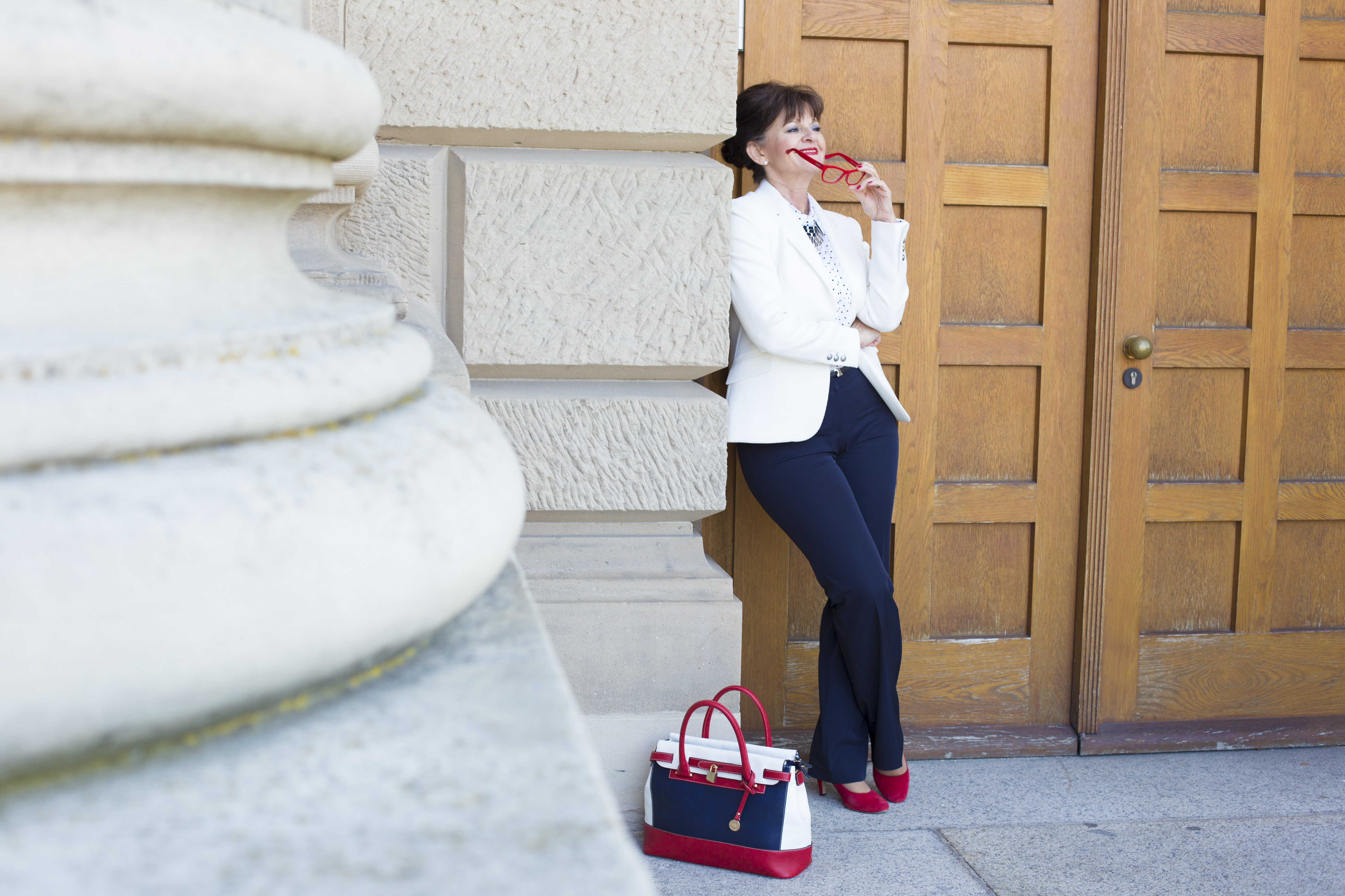 Business Look - weißer Blazer - rote Brille