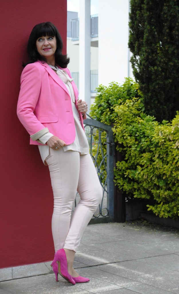 Easy Chic in Rose Quartz und pinkfarbigen Blazer