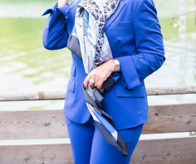 Blauer Hosenanzug - Ausschnitt Tuch - I