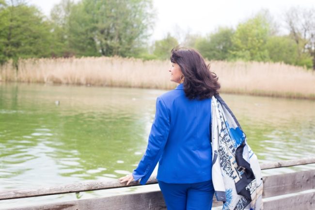 Blauer Hosenanzug am See mit Tuch