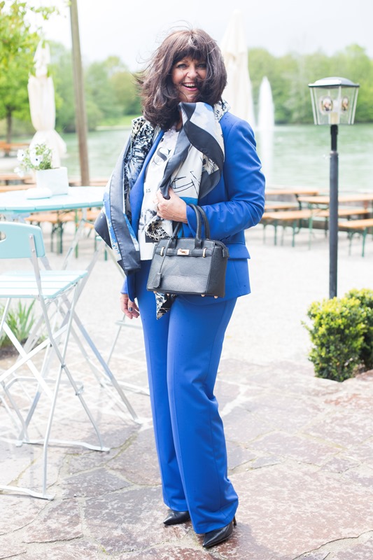 Blauer Hosenanzug im Wind