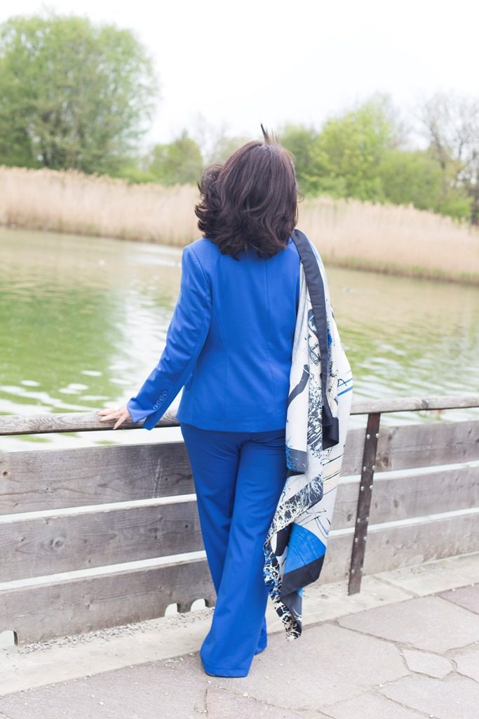 Blauer Hosenanzug mit Tuch am See - H