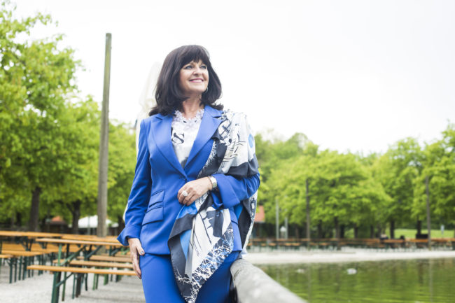 Blauer Hosenanzug mit Tuch