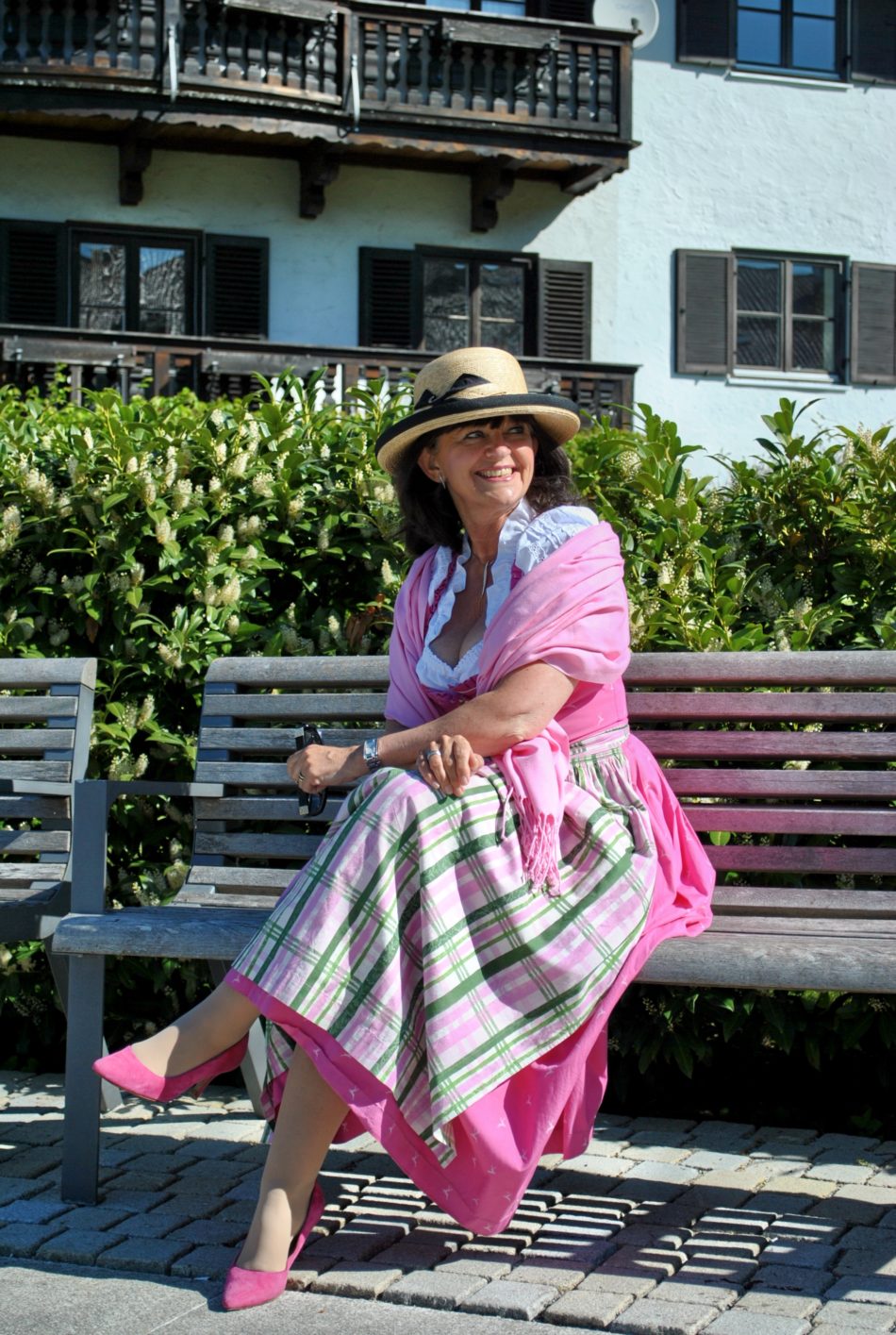 Dirndl in Pink auf der Bank