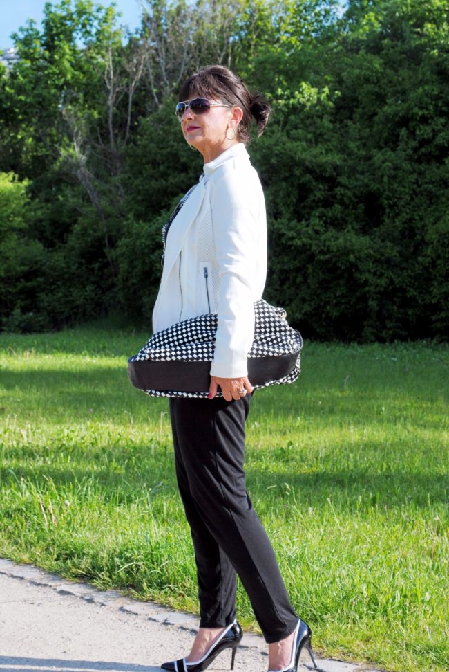 Jumpsuit Black and White mit Tasche und weißer Biker Jacke