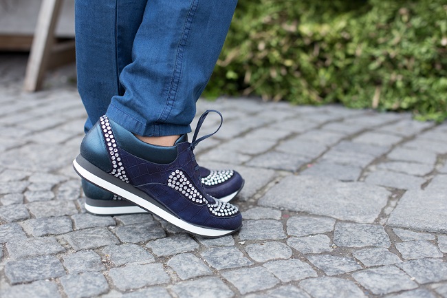 Sneakers in Blau mit Straßsteinen