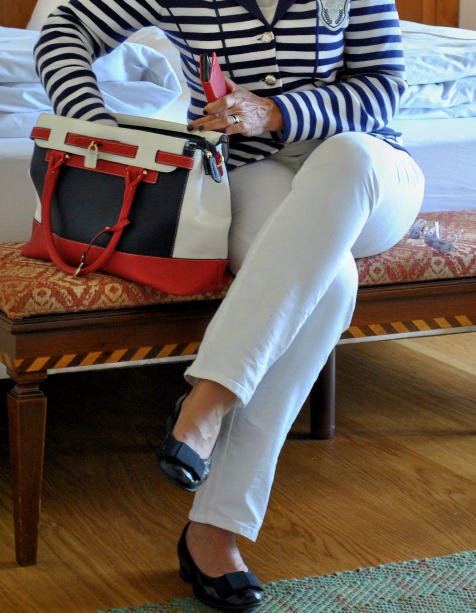 Styling für die Kurzreise Maritimer Look mit Tasche