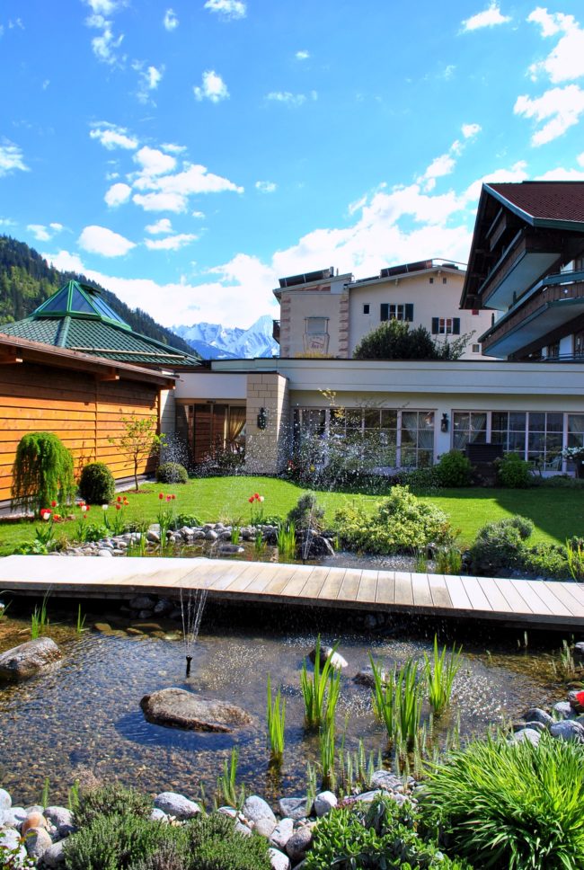 Zillertal 2016 Außenbereich mit Teich und Berge