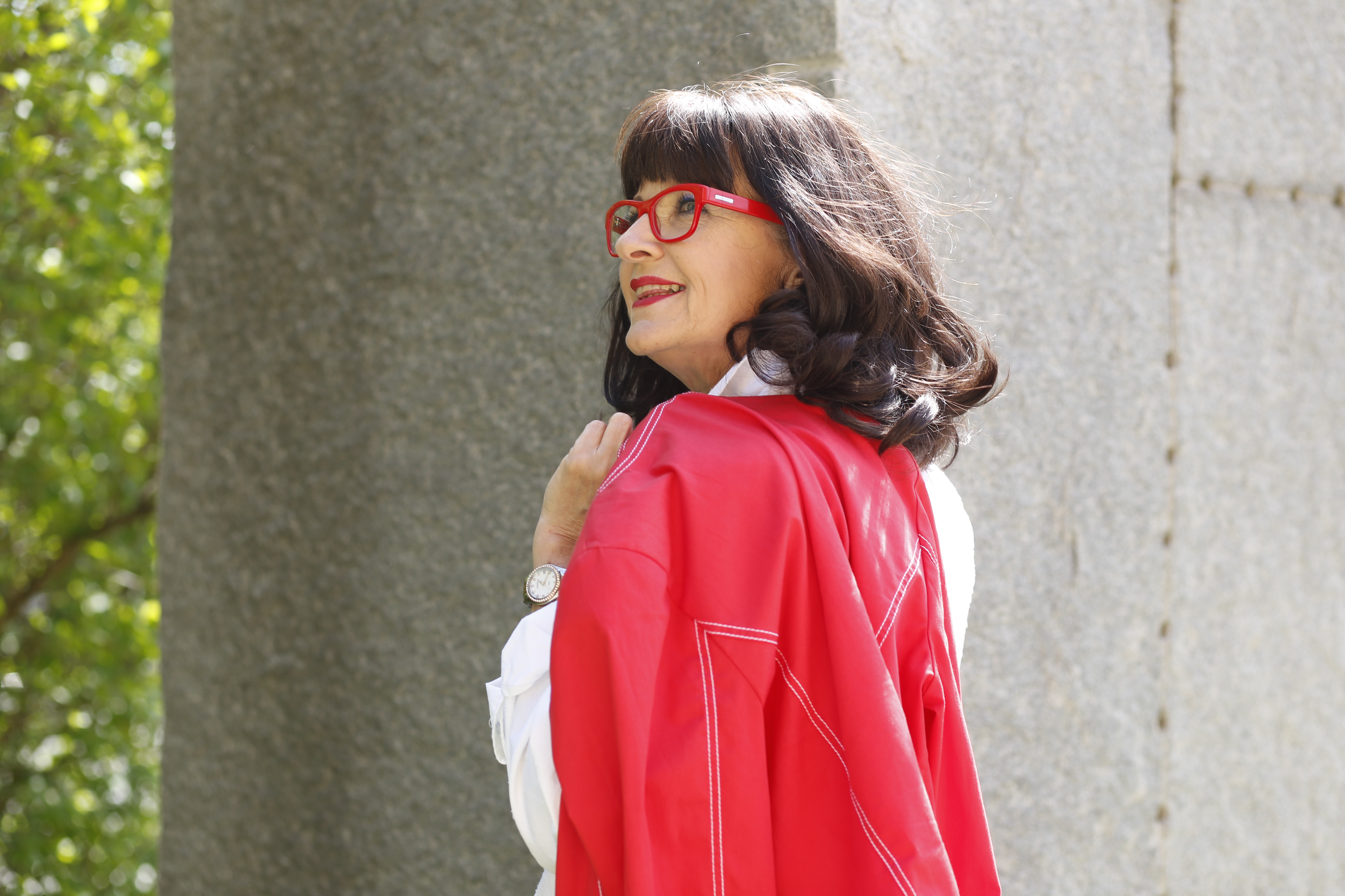 rote Brille mit rotem Blazer