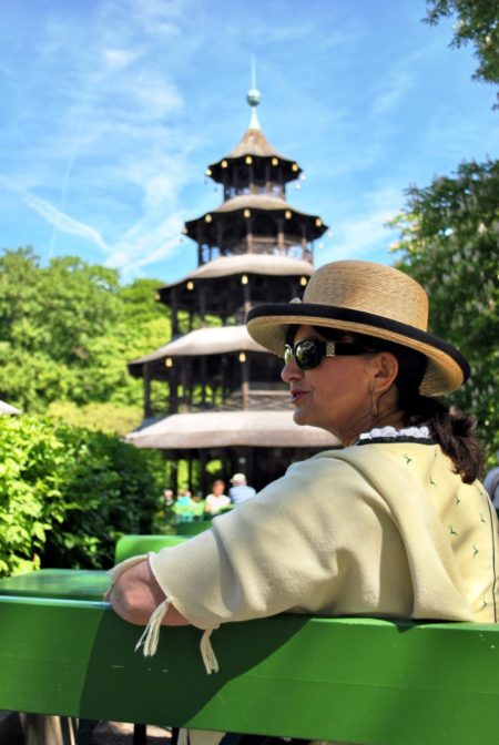 Gelbes Dirndl - Chinesischer Tum - Sonnenbrille und Hut