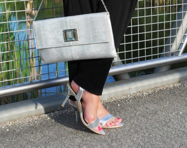 Silberfarbige Clutch