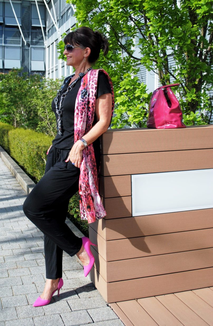 schwarzer Jumpsuit von Comma