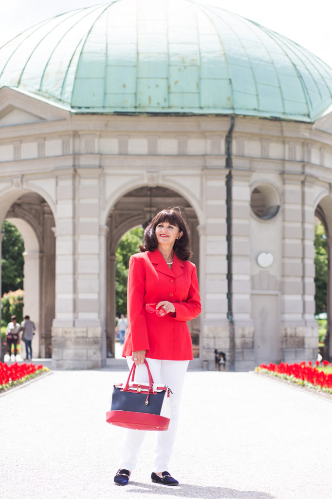 Maritimer Look mit weißer Hose