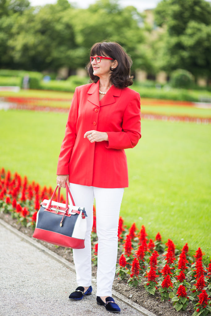 Maritimer Look mit rotem Blazer