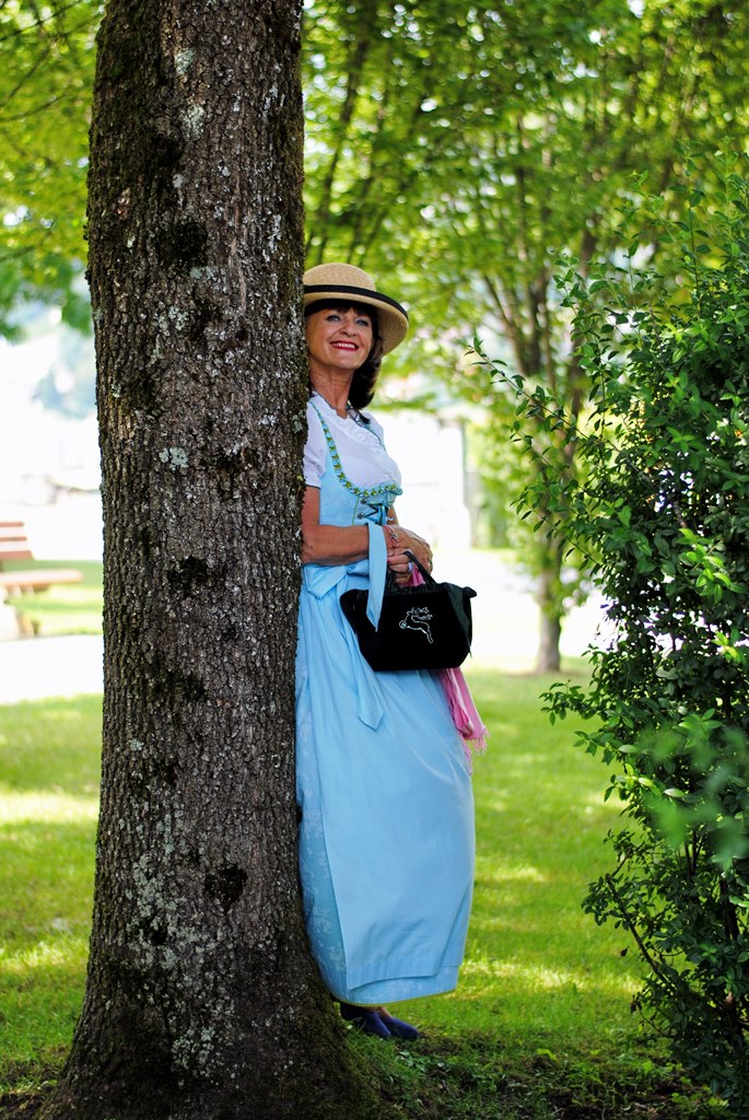Blaues Dirndl - 1