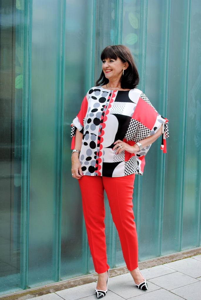 Bluse und rote Hose