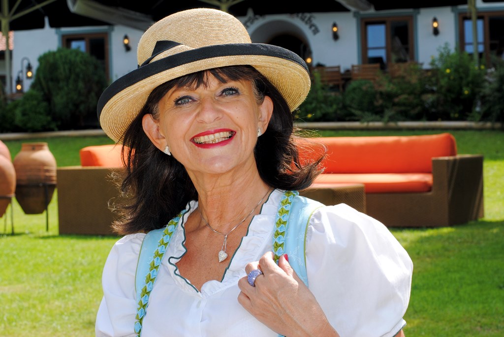 Dirndl mit Sommerhut