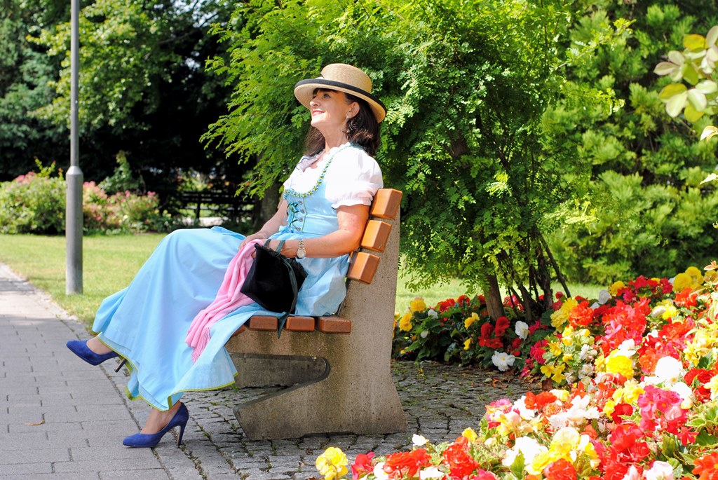 Im Park im Dirndl