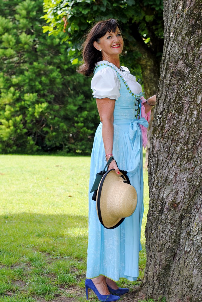 Im Park mit Dirndl