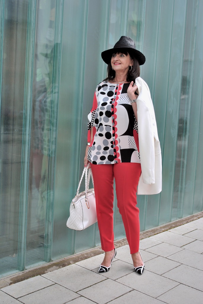 Komplettlook mit grafischer Bluse