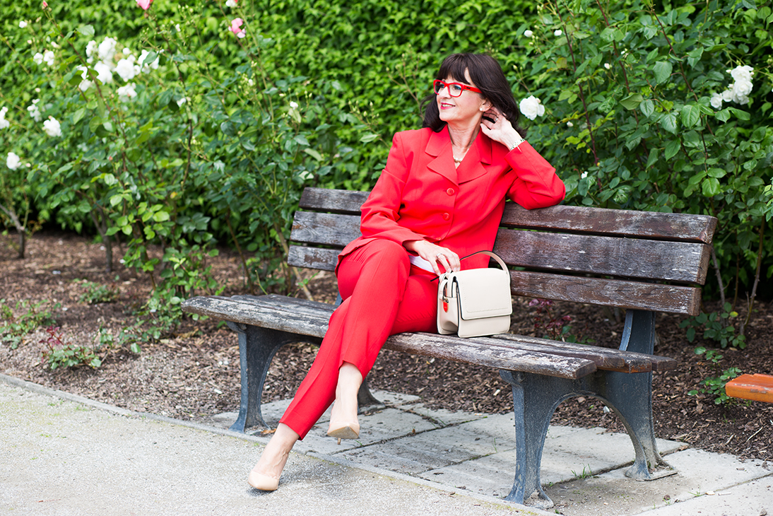 Roter Hosenanzug und rote Brille