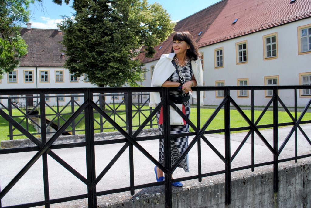 Maxikleid im Streifenlook – Maritimes Styling
