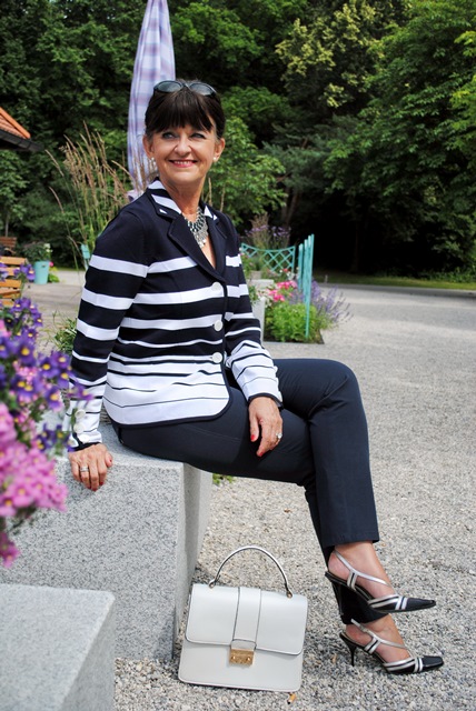 Strickblazer und blaue Hose