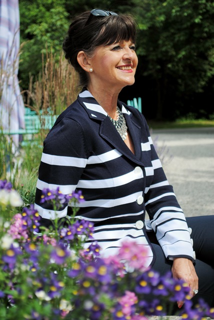 edler Strickblazer im Park