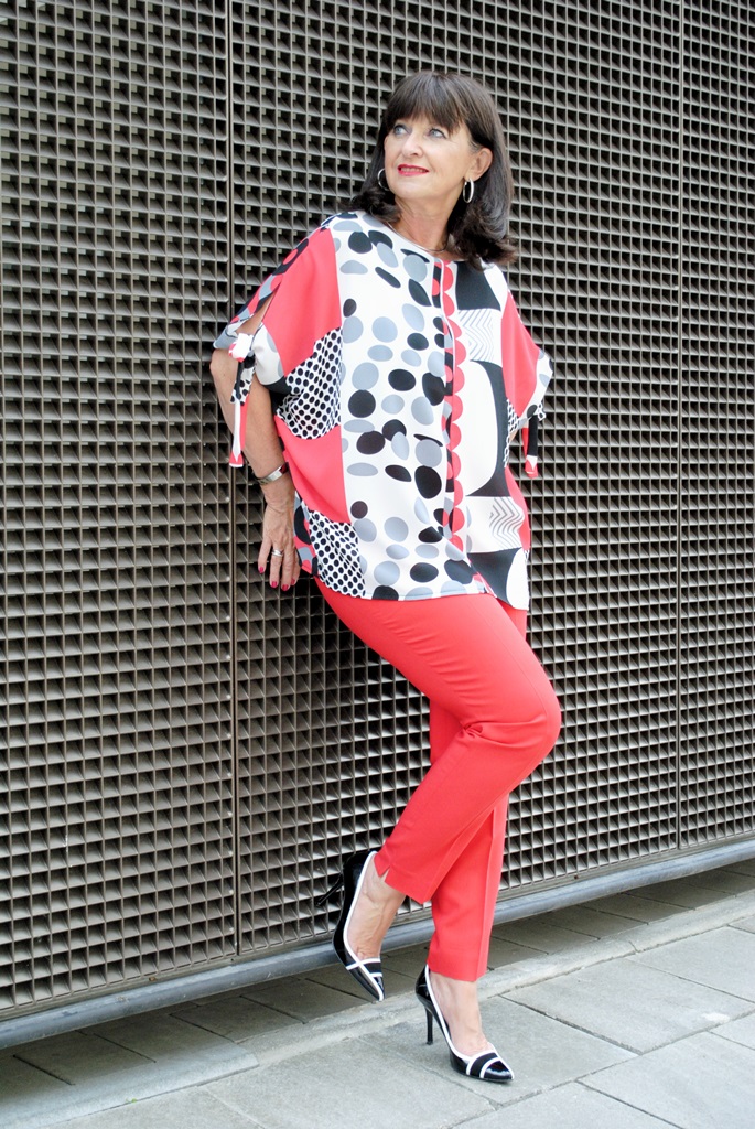 grafische Bluse mit roter Hose