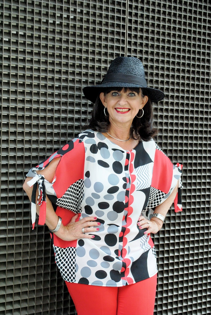 grafisches Muster der Bluse mit Hut