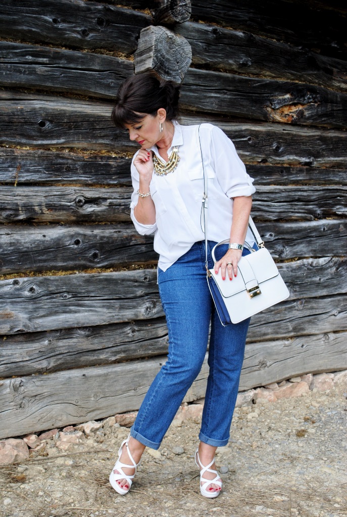 Jeans, Bluse und High Heels