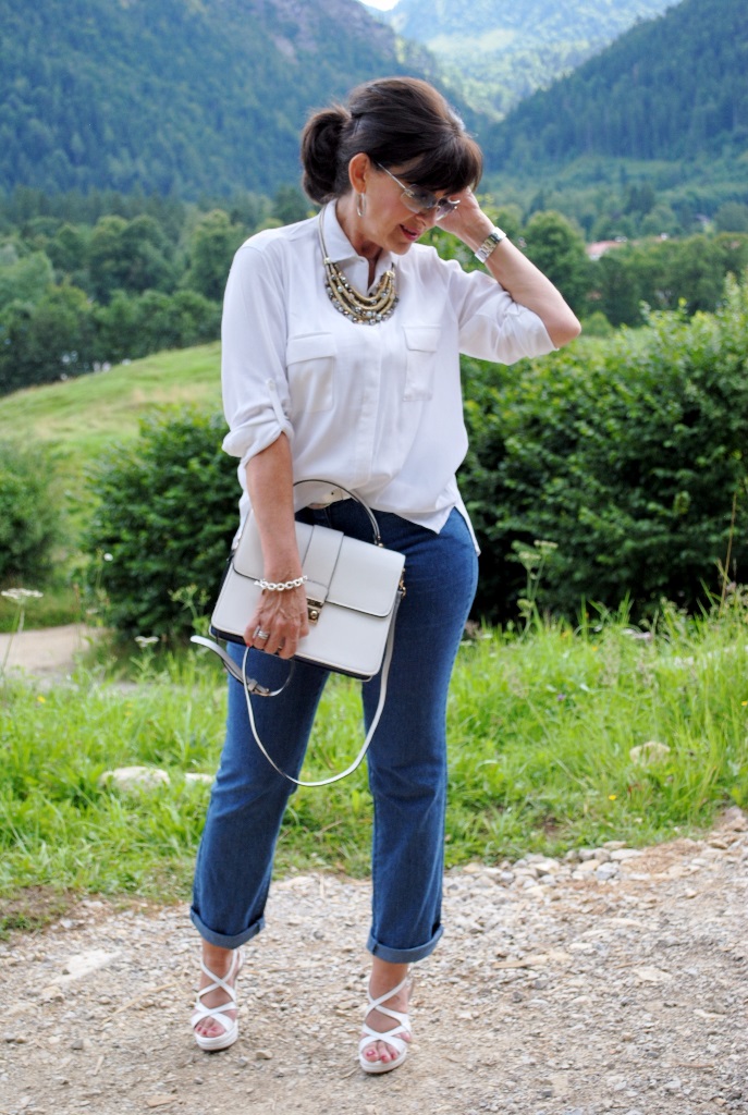 Jeans mit weißer Bluse und High Heels
