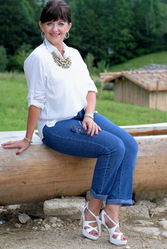 Weiße Bluse un Jeans und High Heels