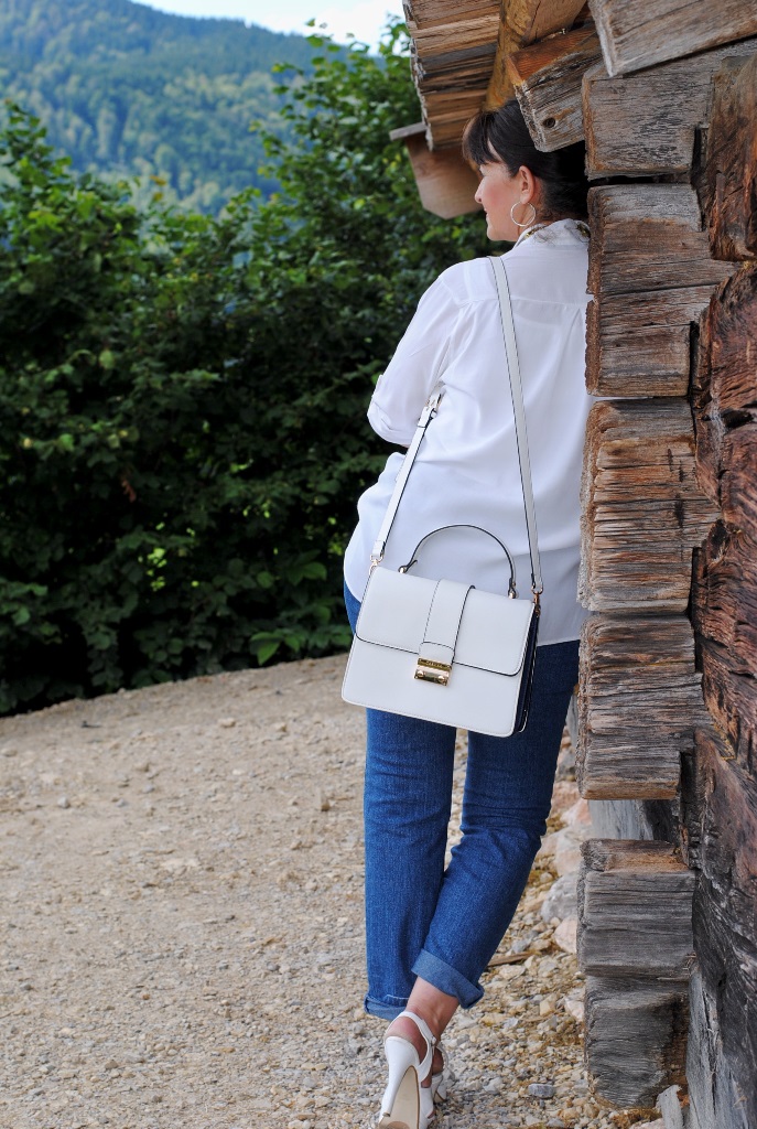 Weiße Longbluse und Tasche
