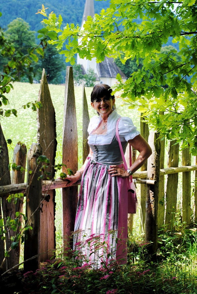 Wiesn Dirndl am Zaun