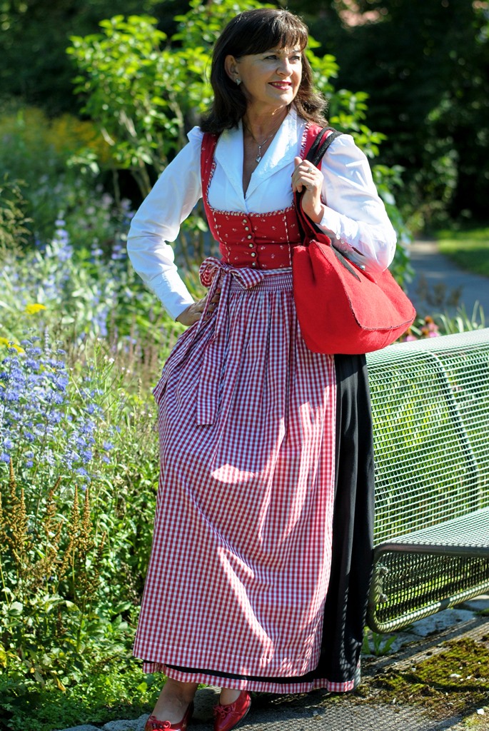 dirndl-in-rot-schwarz-mit-schuerze