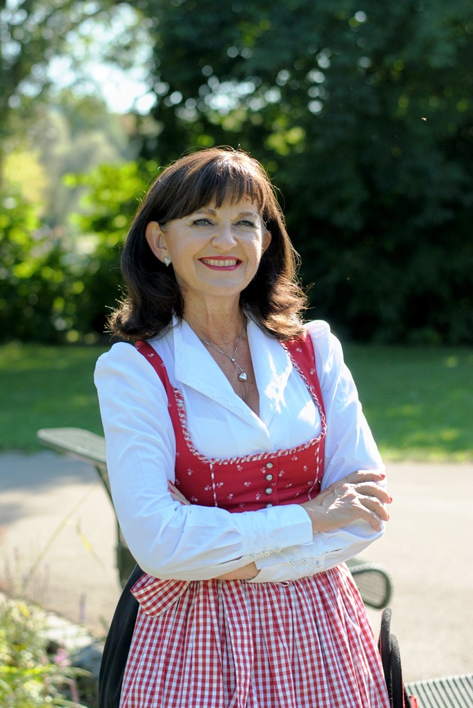 dirndl-mit-langer-bluse