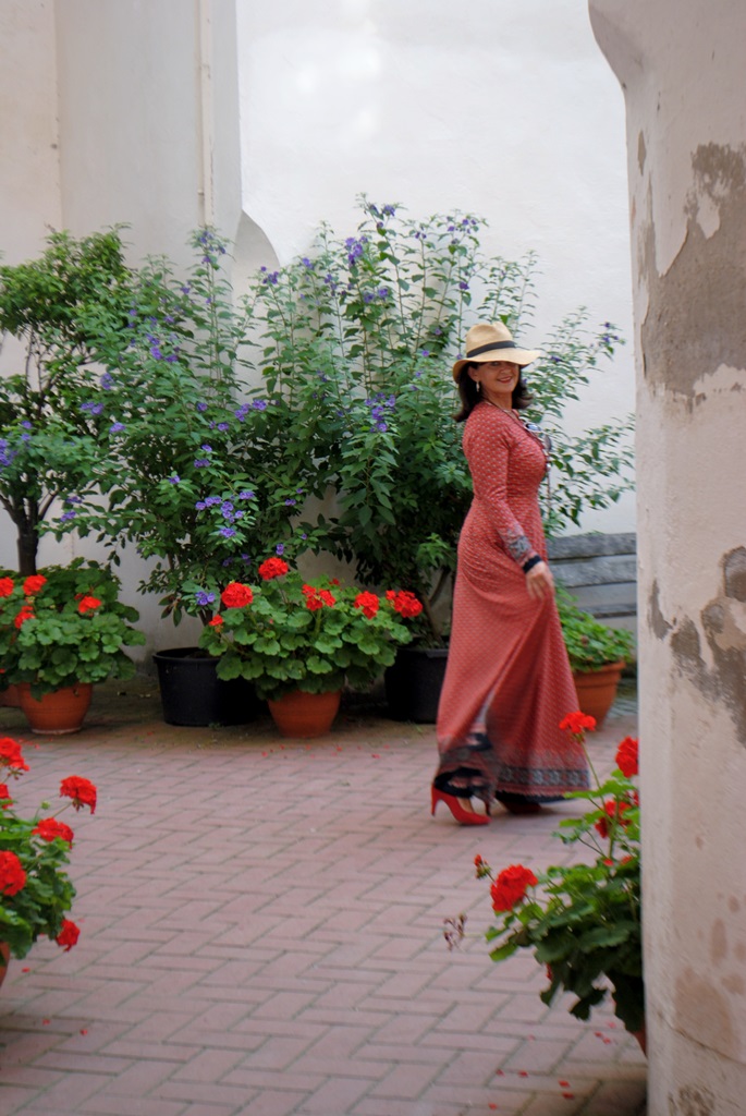 maxikleid-im-innenhof